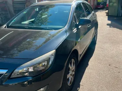 Gebraucht Opel Astra 130 PS (95 kW) 2012 Grau Kombi