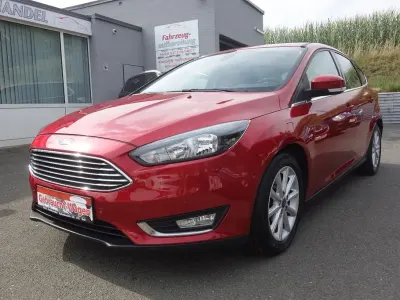 Gebraucht Ford Focus Titanium 125 PS (91 kW) 2015 Rot Limousine