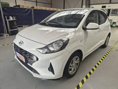 Gebraucht Hyundai i10 Select 67 PS (49 kW) 2020 Polar white / sol Kleinwagen