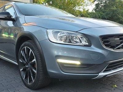 Grau Gebraucht 2015 Volvo V60 CC Kombi | 9.999 €