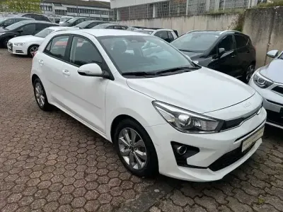 Gebraucht Kia Rio Spirit 101 PS (74 kW) 2022 Clear white uni Limousine