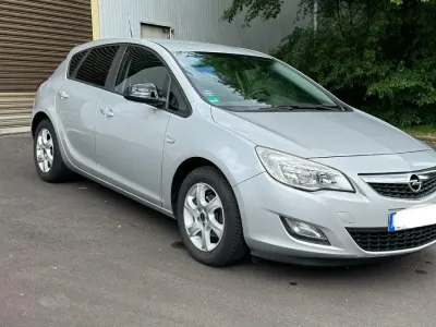 Gebraucht Opel Astra 115 PS (84 kW) 2010 Silber Limousine