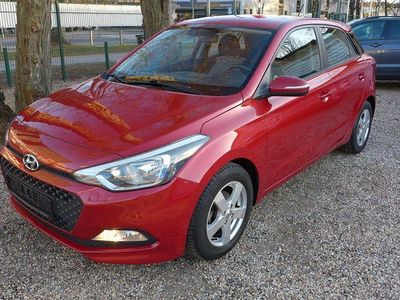 Gebraucht Hyundai i20 84 PS (61 kW) 2016 Rot Limousine