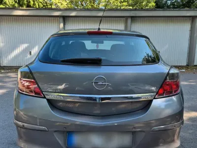 Gebraucht Opel Astra GTC 115 PS (84 kW) 2006 Silber Kleinwagen