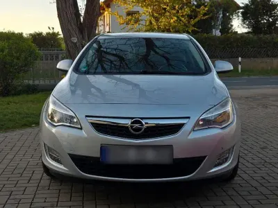 Gebraucht Opel Astra Edition 140 PS (102 kW) 2011 Silber Kombi