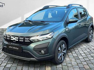 Grün / zederngrün Neu 2025 Dacia Sandero Expression SUV | 18.470 €