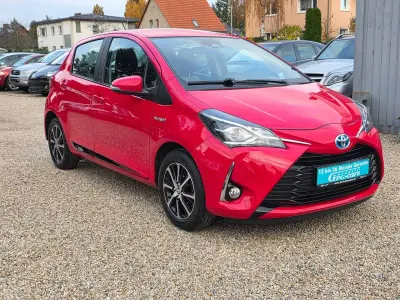 Gebraucht Toyota Yaris Hybrid Team 101 PS (74 kW) 2018 Rot Limousine