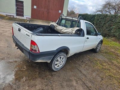 Gebraucht Fiat Strada 63 PS (46 kW) 2004 Weiß Abholung