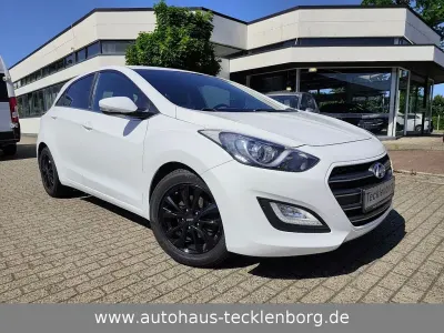 Gebraucht Hyundai i30 Passion 101 PS (74 kW) 2017 Weiß Limousine