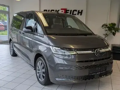 Gebraucht VW Multivan Life 150 PS (110 kW) 2023 Grau Van / Kleinbus