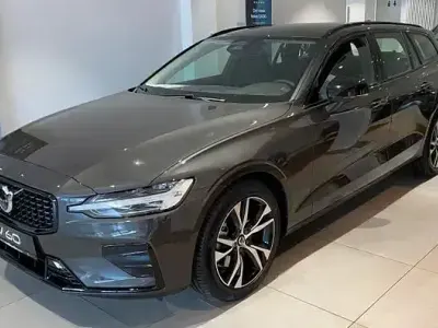 Gebraucht Volvo V60 Plus 197 PS (144 kW) 2024 Platinum grey Kombi
