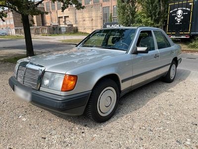 Gebraucht Mercedes E230 132 PS (97 kW) 1988 Silber Limousine