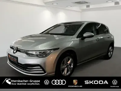 Gebraucht VW Golf VIII Life 131 PS (96 kW) 2023 Silber Limousine