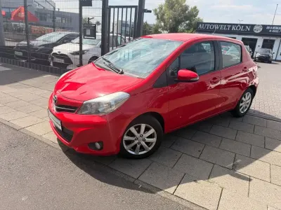 Gebraucht Toyota Yaris Life 99 PS (72 kW) 2013 Rot Kleinwagen