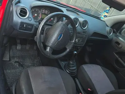 Gebraucht Ford Fiesta 67 PS (49 kW) 2006 Rot Kleinwagen