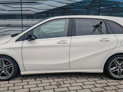 Weiß Gebraucht 2018 Mercedes B200 AMG line Van / Kleinbus | 16.999 € (Fairer Preis)