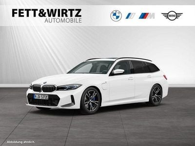 Alpinweiss Gebraucht 2024 BMW 330e M Sport Kombi | 45.674 € (Superpreis)