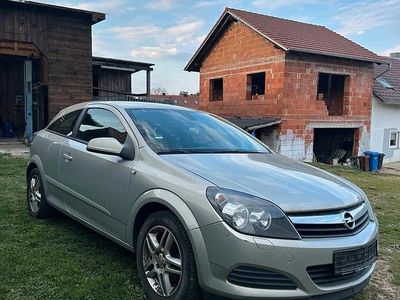Usata Opel Astra GTC 105 CV (77 kW) 2008 Oro Coupé