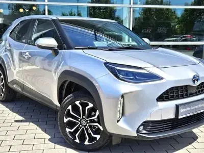 Gebraucht Toyota Yaris Club 116 PS (85 kW) 2022 Shimmering silver metallic Kleinwagen