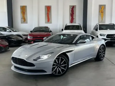Gebraucht Aston Martin DB11 Launch Edition 608 PS (447 kW) 2017 Lightning silver Coupé