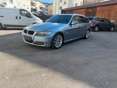 Gebraucht BMW 320 177 PS (130 kW) 2010 Blau Kombi