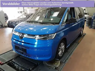 Gebraucht VW Multivan Life 150 PS (110 kW) 2023 Medium blue, metallic Van / Kleinbus