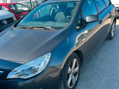 Gebraucht Opel Astra 110 PS (80 kW) 2011 Grau Kombi
