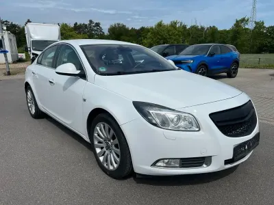 Używany Opel Insignia Cosmo 179 KM (131 kW) 2009 Biały Sedan/Limuzyna