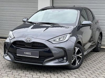 Neu Toyota Yaris Hybrid Comfort 116 PS (85 kW) 2025 Grau Limousine