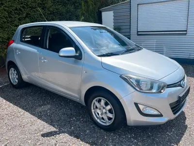 Gebraucht Hyundai i20 Edition 86 PS (63 kW) 2012 Sleek silver Kleinwagen