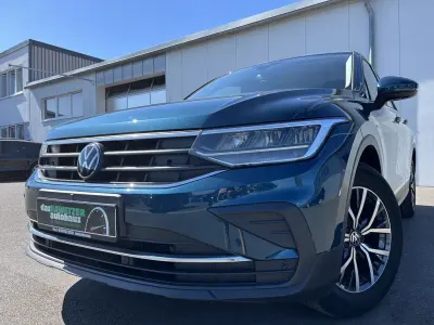 Gebraucht VW Tiguan Life 150 PS (110 kW) 2023 Nightshade blue SUV