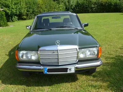 Używany Mercedes E230 136 KM (100 kW) 1983 Zielony Sedan/Limuzyna