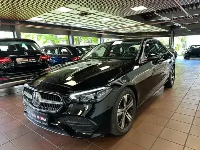 Gebraucht Mercedes C200 Night 204 PS (150 kW) 2022 Obsidianschwarz  metalliclack Limousine