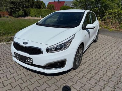 Gebraucht Kia Ceed DREAM-TEAM Edition 136 PS (100 kW) 2016 Weiß Kleinwagen