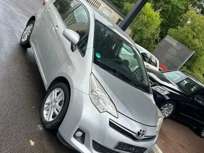 Gebraucht Toyota Verso-S Comfort 99 PS (72 kW) 2011 Silber Van / Kleinbus