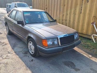 Gebraucht Mercedes 230 132 PS (97 kW) 1988 Braun Limousine