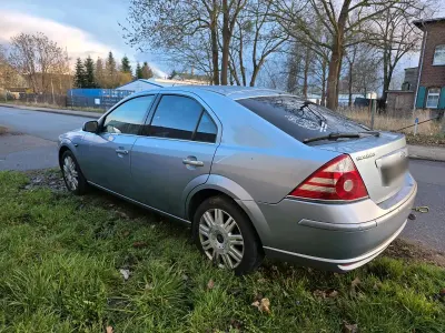 Usado Ford Mondeo 145 CV (106 kW) 2006 Azul Berlina