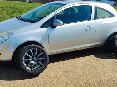 Gebraucht Opel Corsa 90 PS (66 kW) 2009 Silber Kleinwagen