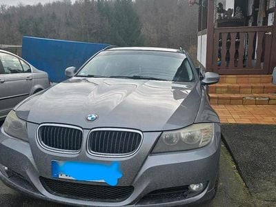 Grau Gebraucht 2011 BMW 320 Kombi | 2.800 € (Fairer Preis)