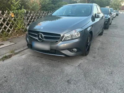 Gebraucht Mercedes A180 122 PS (89 kW) 2013 Grau Kleinwagen