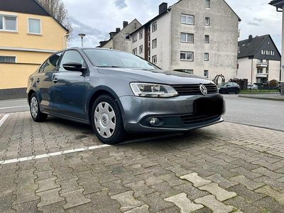 Gebraucht VW Jetta 105 PS (77 kW) 2013 Grau Limousine