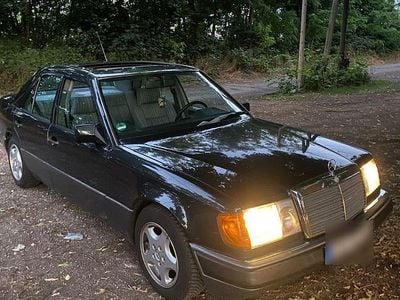 Second-hand Mercedes E230 132 CP (97 kW) 1990 Negru Berlinǎ