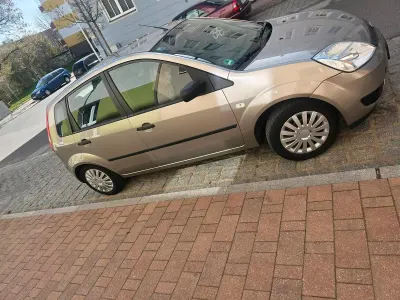Usata Ford Fiesta 80 CV (58 kW) 2004 Oro Utilitaria