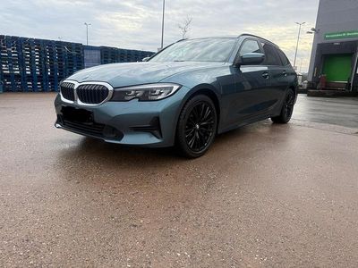 Grün Gebraucht 2020 BMW 320 Kombi | 18.499 €