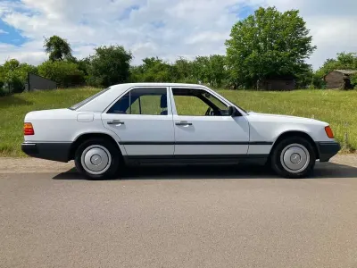 Gebraucht Mercedes E260 160 PS (117 kW) 1987 Weiß Limousine
