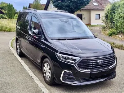 Gebraucht Ford Tourneo Connect Titanium 122 PS (89 kW) 2023 Schwarz Van / Kleinbus