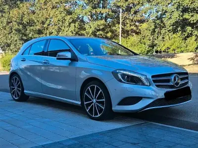 Gebraucht Mercedes A180 122 PS (89 kW) 2015 Silber Kleinwagen