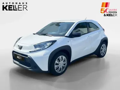 Gebraucht Toyota Aygo X Play 72 PS (52 kW) 2023 Super white 2 SUV