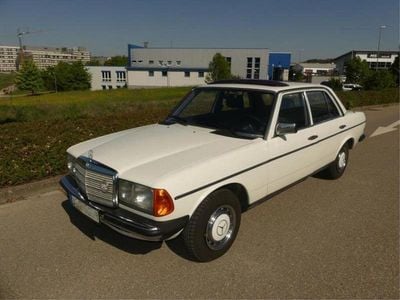 Second-hand Mercedes E230 136 CP (100 kW) 1982 Alb Berlinǎ