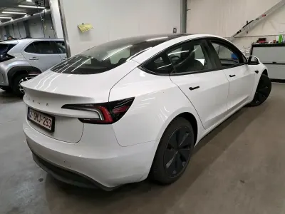Gebraucht Tesla Model 3 Standard Range 225 kW (306 PS) 2025 Weiß Limousine